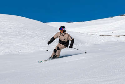 Skifahrer auf den Pisten von Tignes bei Sonnenschein